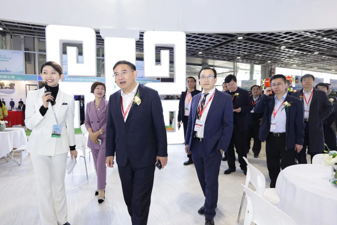 各級領(lǐng)導參觀中國qy球友會展位