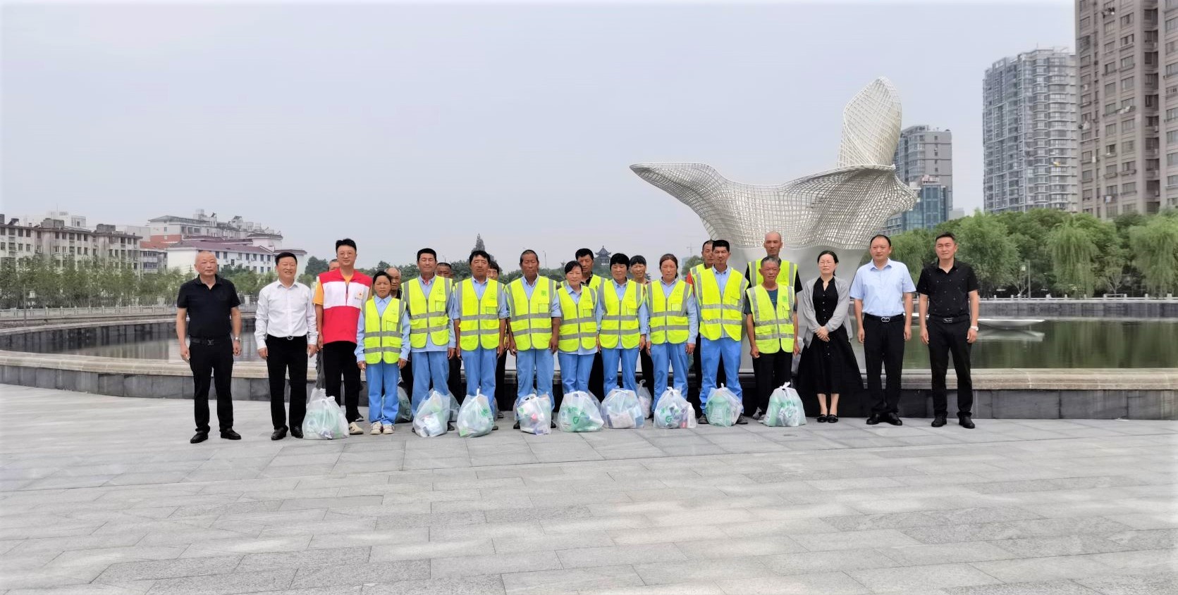 2.如東縣紅十字會、城管局慰問天恒環衛工人