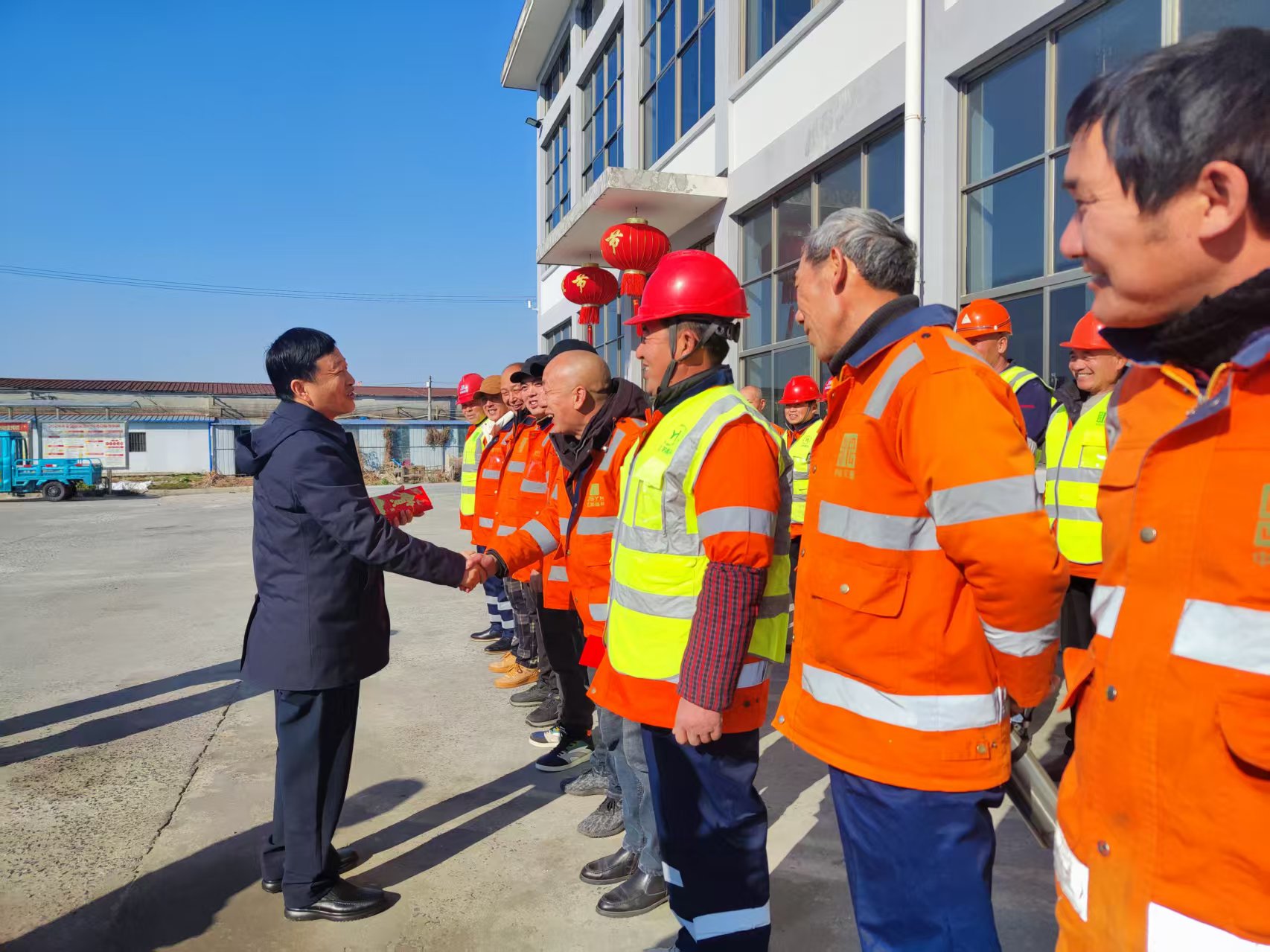 總經(jīng)理楊建銀帶領總經(jīng)辦走訪慰問一線環(huán)衛(wèi)工人