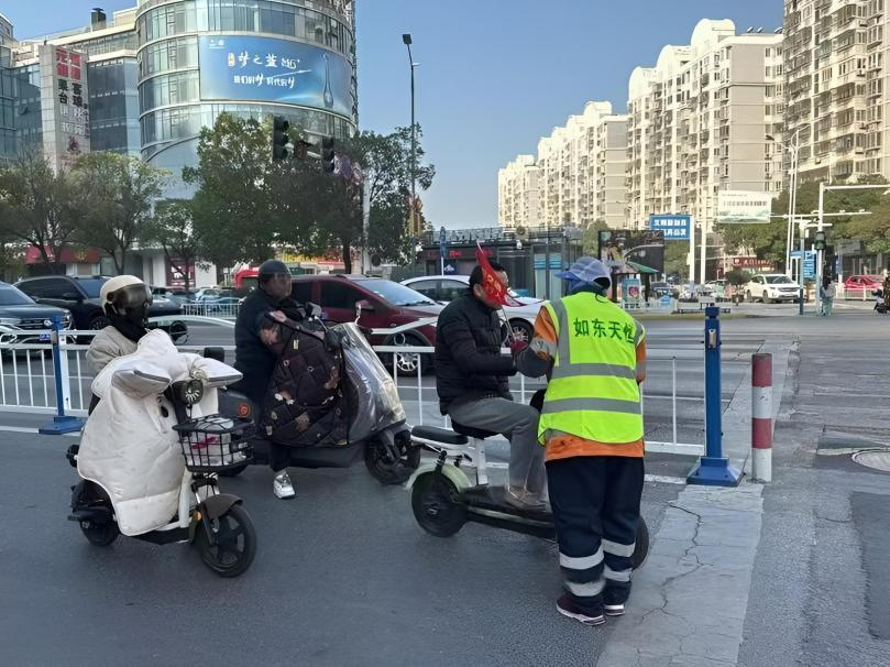 協助交警做好文明禮讓引導工作